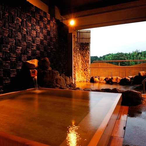 国産檜葉造りの露天風呂