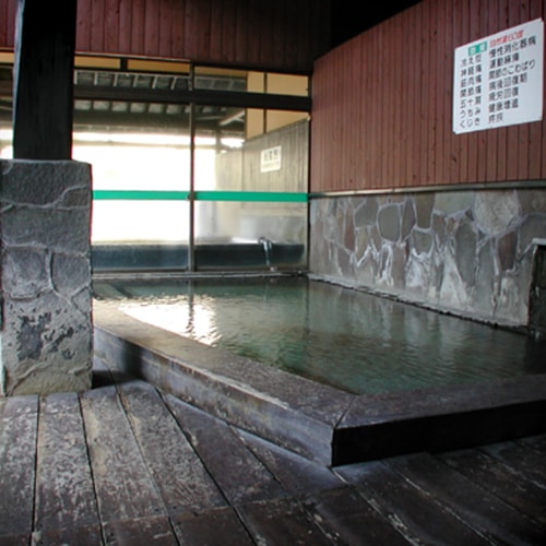 民芸風純木造で、吹き抜け天井の浴場内は広々とした贅沢なスペース！