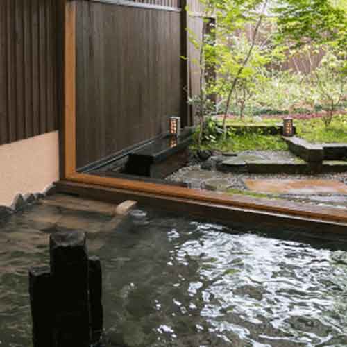 開放的な大浴場。
お好きな時にご入浴いただけるお風呂です。
窓を開けると庭を望むことができ、露天の風情も楽しめます。