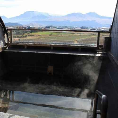 天望の湯。
阿蘇五岳を望む展望の貸切家族風呂。