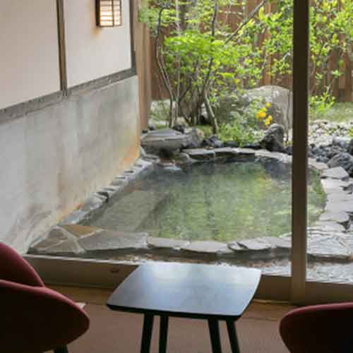 露天風呂付客室。
広々とした湯船です。