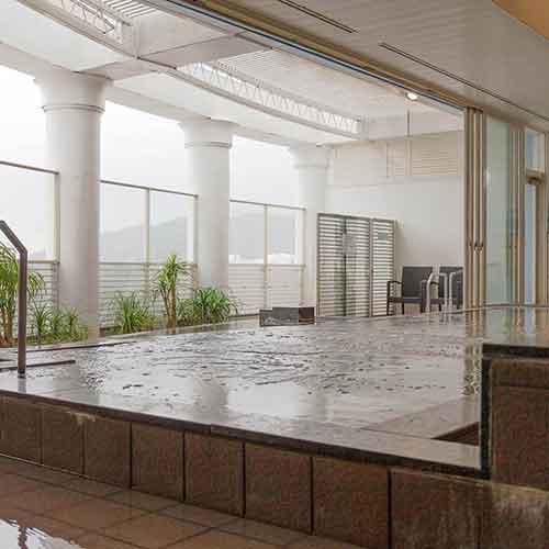 開放感のある広々とした大浴場。
早朝入浴では水平線から昇る日の出を堪能することができます。