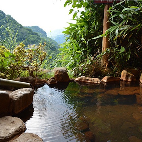 『夢静香』
渓谷の中に佇む露天風呂付の離れ。