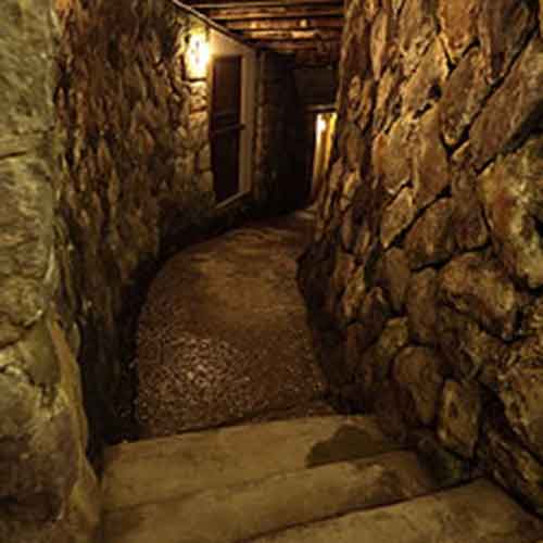 浮島風呂までの洞窟