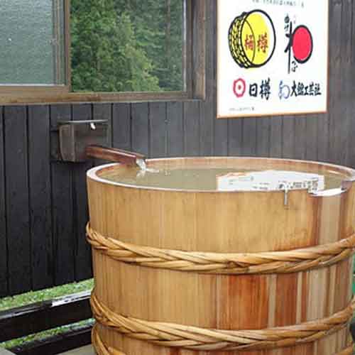 天然秋田杉の樽風呂
