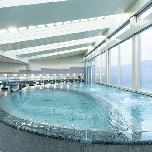 【天の湯】
天空に向かって開かれた開放感のある空間に、
足を踏み入れれば心晴れ晴れ。