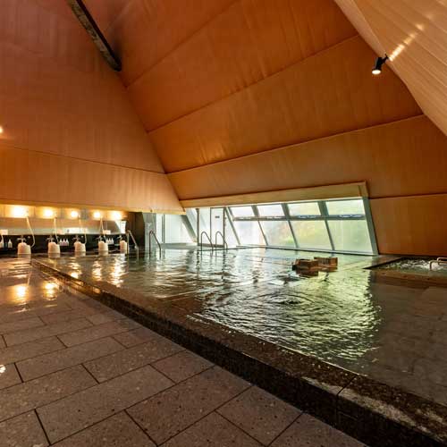 【地の湯】
天井から零れ落ちる光と立ち上がる湯気が包み込む空間は、
昔の湯治場を思わせるゆったりとした湯処。