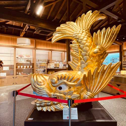 「鯱上々」
店内に実物大の歴史ある金の鯱をどどんと展示。その威容を感じていただきながら、名古屋のおいしい楽しいお土産をお選びください。訪れる人に、「厄除け」と「招福」そして良き旅の思い出をお届けいたします！