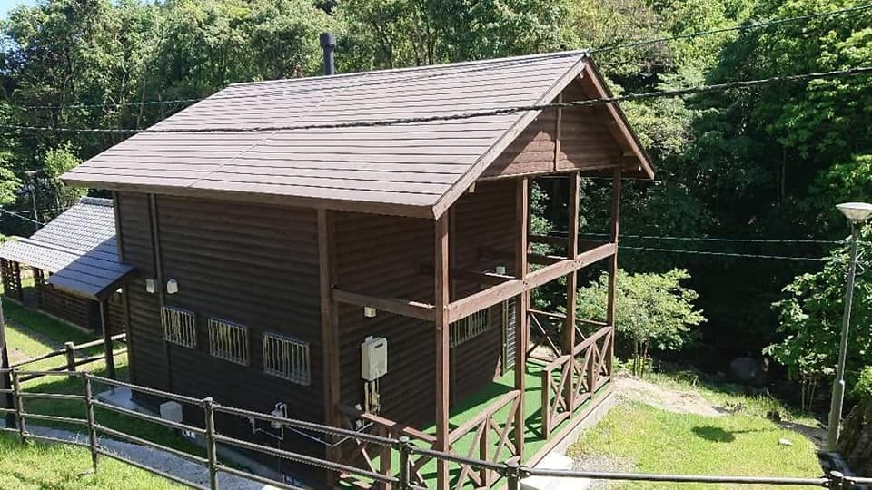 バンガロー2棟、コテージ8棟の他囲炉裏棟やキャンプファイヤー場を整備し、一年を通してご利用いただけます。