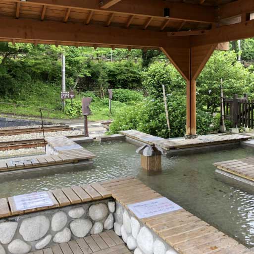 【親子地蔵尊の湯】湯野上温泉駅前の、お地蔵様がいる足湯
2012年10月に湯野上温泉駅に親子地蔵尊の湯ができました。
湯野上温泉駅へおいでのお客様の旅の安全と、近隣住民の健康と発展を祈願して建てられました。お地蔵様は昔から、子供たちの病気回復御礼と交通事故防止などを祈願するための親子地蔵として親しまれております。