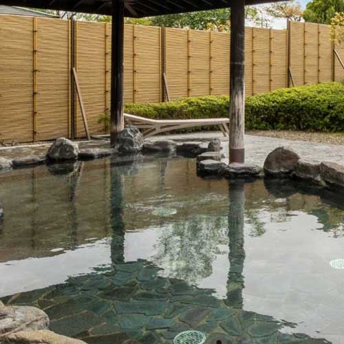 庭園をのぞむ露天風呂は岩造り風の風情ある佇まい。
日中は大きく広がる青空、夜は満天の星空の下でゆっくりとした時間をお過ごしいただけます。