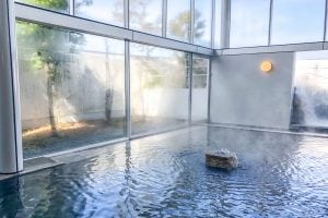 うるおいの「石の風呂」
天然御影石の大浴槽の中から、こんこんと湧き出る弱アルカリ性低張性冷鉱泉は神経痛・婦人病への効果のほか、滑らかな肌を作る美肌効果があります。他にも「薬湯」や開放的な露天風呂の「岩湯」や「打たせ湯」などで疲れた身体と心をほぐしましょう。