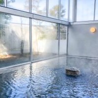 うるおいの「石の風呂」
天然御影石の大浴槽の中から、こんこんと湧き出る弱アルカリ性低張性冷鉱泉は神経痛・婦人病への効果のほか、滑らかな肌を作る美肌効果があります。他にも「薬湯」や開放的な露天風呂の「岩湯」や「打たせ湯」などで疲れた身体と心をほぐしましょう。