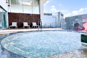 やすらぎの「陽の風呂」
浴槽の底全体から大きな泡が放出され、全身をマッサージしてくれる露天風呂や、体と足をゆったり伸ばしてくつろげる「寝湯」や広々とした「ひなた湯」などをご用意。大空と陽の光を浴びながら昼夜ともにリラックスした時間をお過ごしくださいませ。