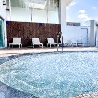やすらぎの「陽の風呂」
浴槽の底全体から大きな泡が放出され、全身をマッサージしてくれる露天風呂や、体と足をゆったり伸ばしてくつろげる「寝湯」や広々とした「ひなた湯」などをご用意。大空と陽の光を浴びながら昼夜ともにリラックスした時間をお過ごしくださいませ。