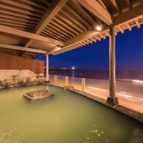 心と体を癒す絶景の温泉。
8つの多彩な温泉風呂を用意しており、すべてがオーシャンビュー。
