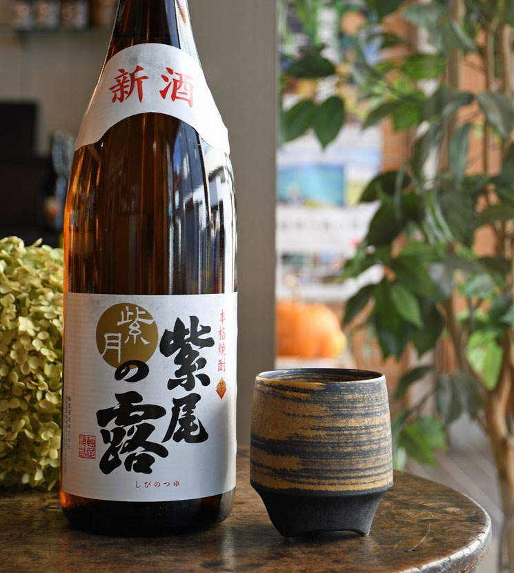 ■(終売、透明瓶)【紫尾の露】(軸屋酒造)一升ラスト１本 本格焼酎 紫尾の露(軸屋酒造)一升ラスト1本 終売・透明瓶 芋焼酎