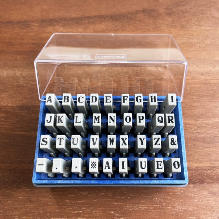 シャチハタ 柄付ゴム印 連結式 アルファベット 3号 明朝体