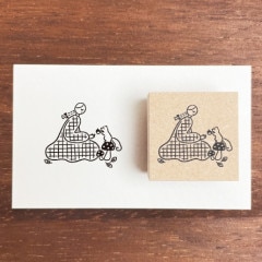 11月のマールちゃん 森のなか 季節 イラストスタンプ