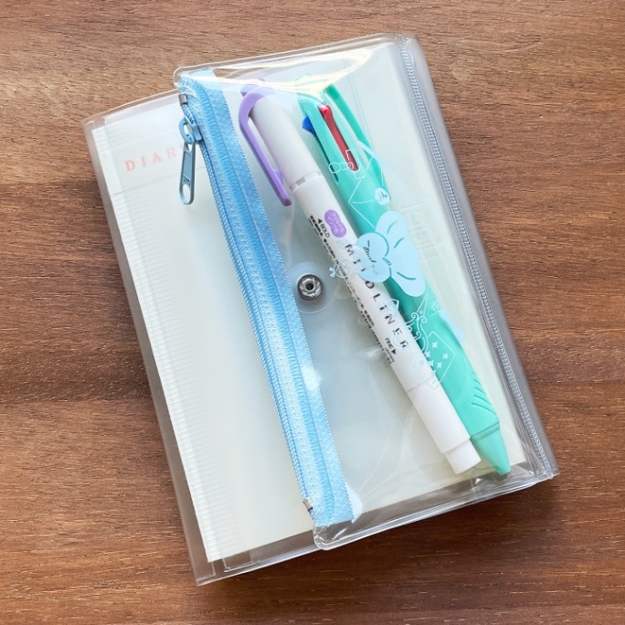 数量限定】isshoni. ペンケース付きノートカバー PVC A6 ペールブルー