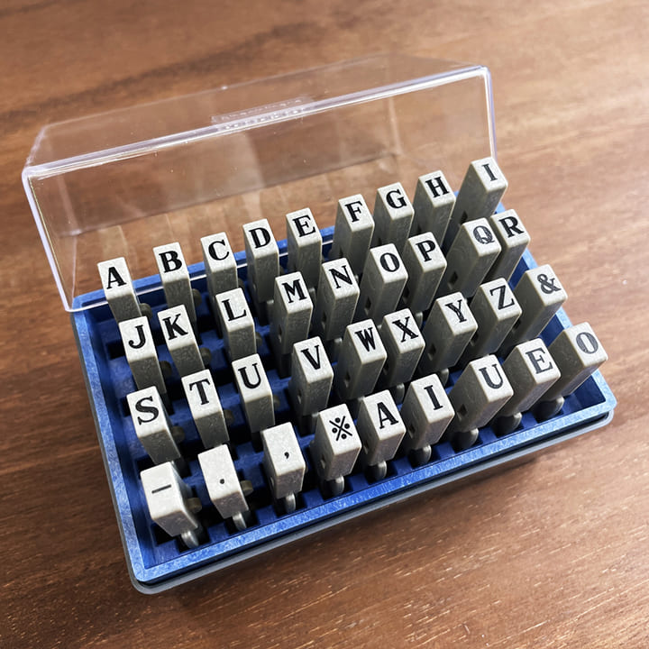 シャチハタ 柄付ゴム印 連結式 アルファベット 3号 明朝体