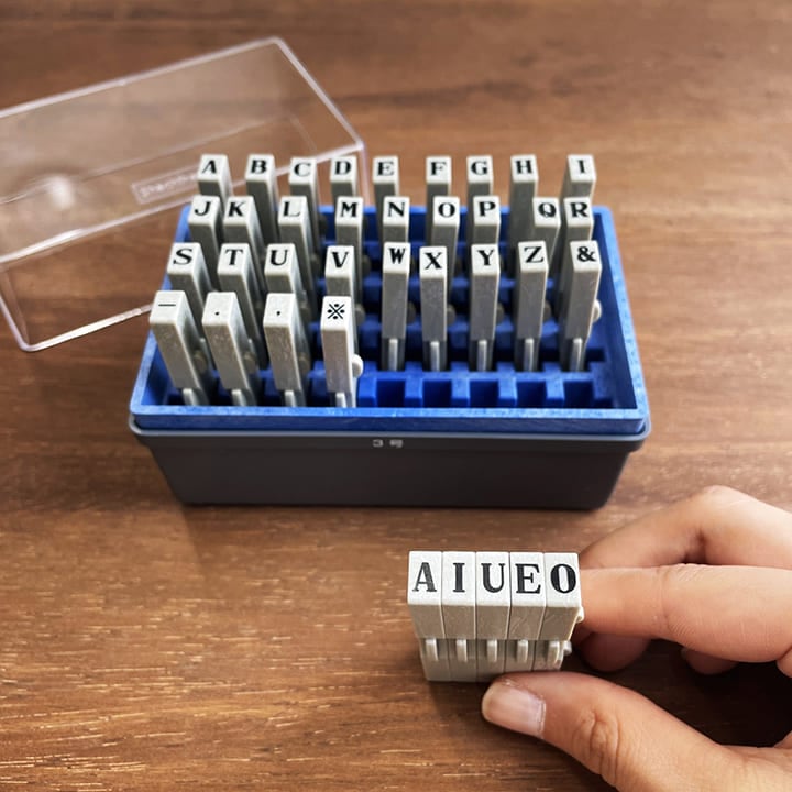 シャチハタ 柄付ゴム印 連結式 アルファベット 3号 明朝体