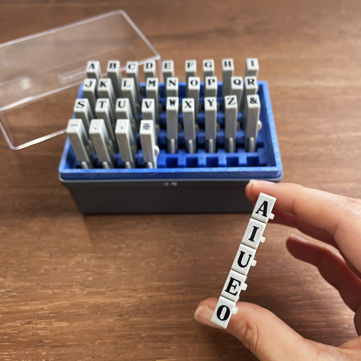 シャチハタ 柄付ゴム印 連結式 アルファベット 3号 明朝体