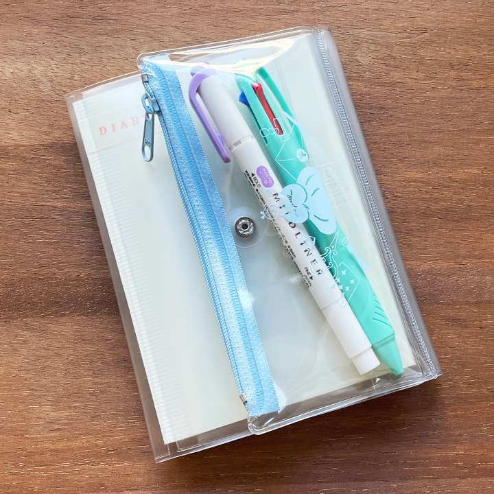 【数量限定】isshoni. ペンケース付きノートカバー PVC A6 ペールブルー