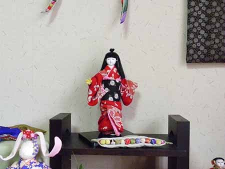 赤い着物の人形（江戸縮緬）