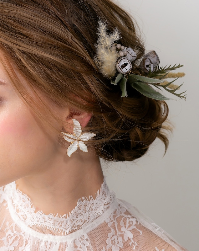 オルガブランカorgablanca ホワイト花モチーフアクセサリー BAILA earring Gold×OW（バイラOW）|orgablanca（オルガブランカ