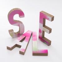 ダンボール文字「SALE」 Paint Pink|ディスプレイ文字|店内装飾