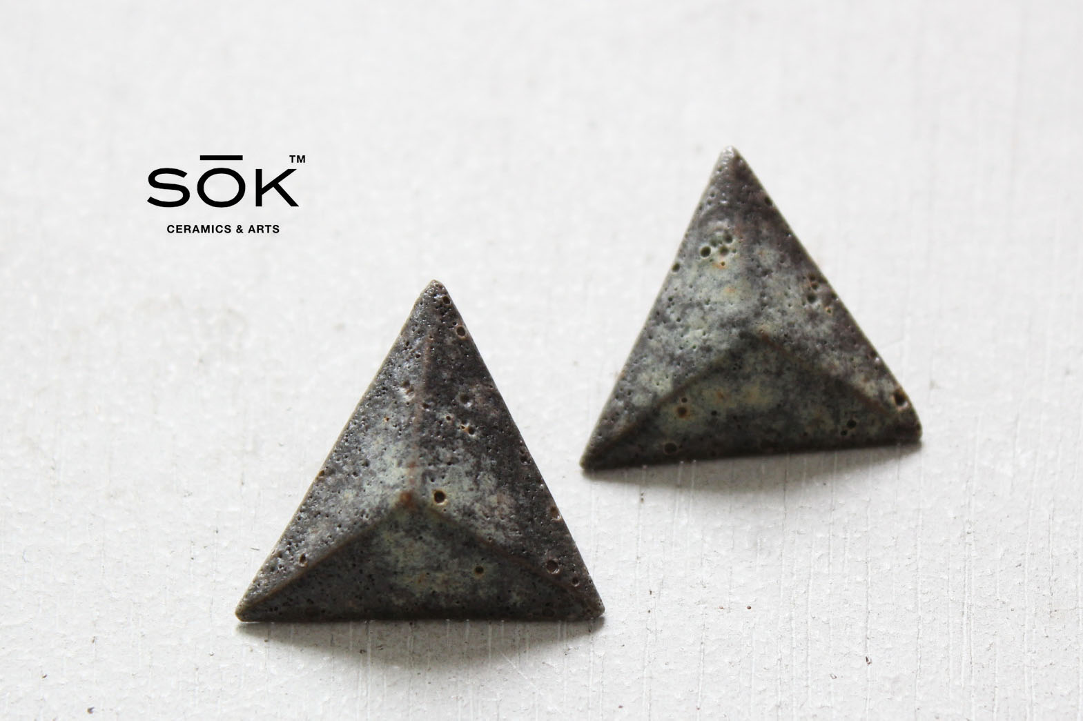 ［SŌK］　CERAMICS & ARTS 陶ピアス(三角)
