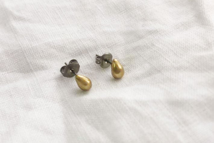 ［ningulu］［真鍮アクセ］ 小さな雫ピアス