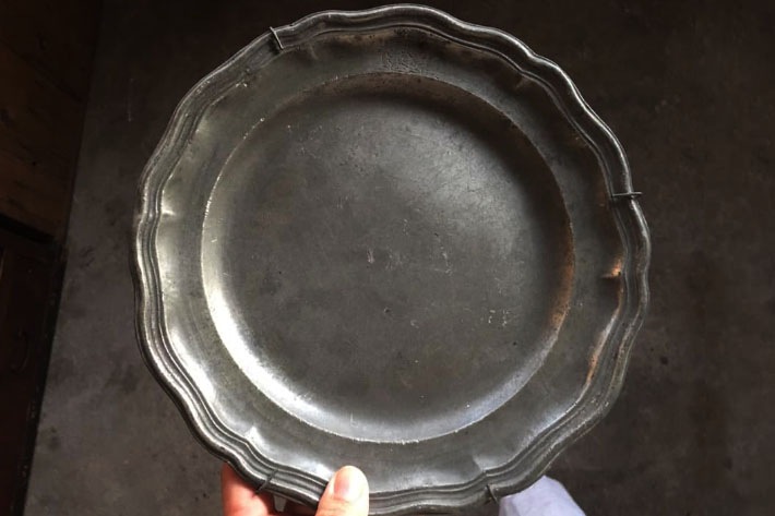 ［antiques］ピューター（エタン) 製の花リム皿 (壁掛けタイプ)