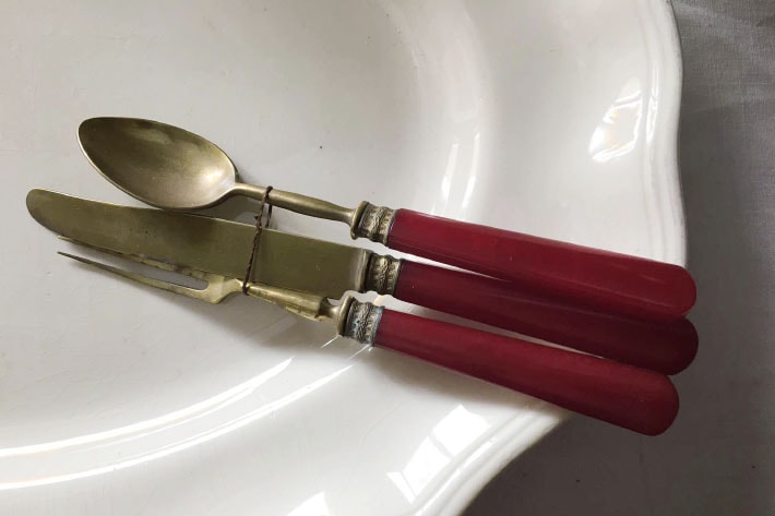 アンティークカトラリー］フランス 赤い持ち手のカトラリーセット