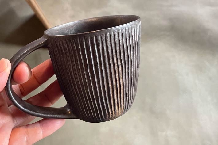 NEW！[鈴木進] しのぎ 金彩入りマグカップ（黒）A