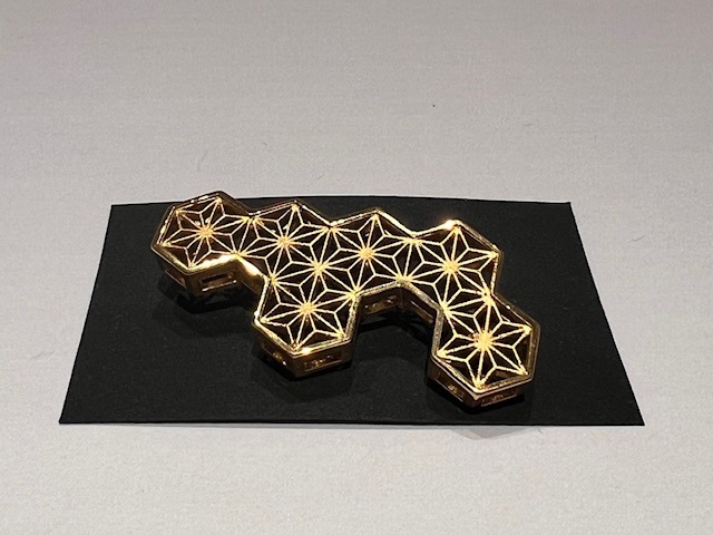 寄木細工モチーフアクセサリー　ブローチ《星の結晶》　ゴールド