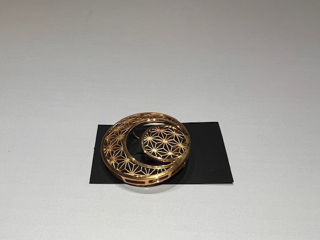 寄木細工モチーフアクセサリー　ブローチ《月と星》　ゴールド