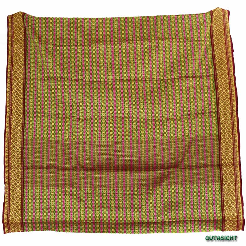 バリ島近くの小さい島ロンボク島で手紡ぎ糸　天然染料で手織りされた布です。 バリ島近くの小さい島ロンボク島で手紡ぎ糸 天然染料で手織り