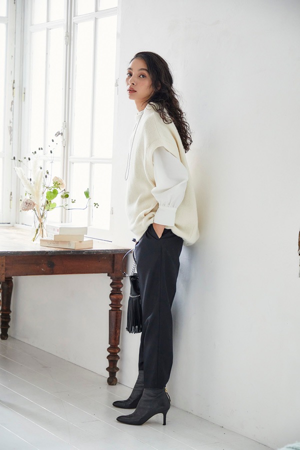 【新品未使用】OWAUNO オアーノ　ニットベスト　オフホワイト ご予約開始のお知らせ】リラクシーなのに体のラインは素敵に