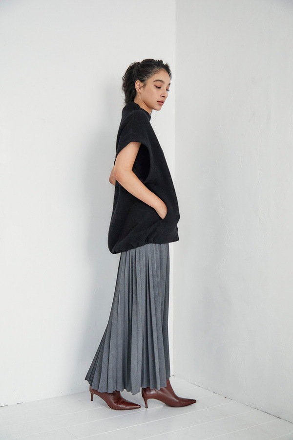 オアーノ　ニットベスト　ブラック ご予約開始のお知らせ】リラクシーなのに体のラインは素敵に