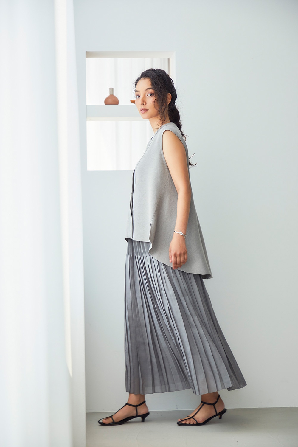 オアーノ　バツクフレアニットジレ　グレーＭ オアーノ バツクフレアニットジレ グレーM 再販】2025MS_バッグ