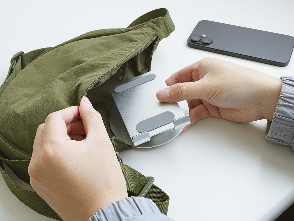 台座が360度回転＆角度調節可能 スマートフォン／タブレット向け