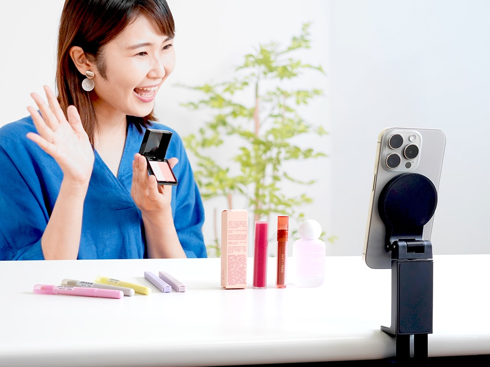 マグネットでピタッと固定 MagSafe対応 クリップ型スマートフォン