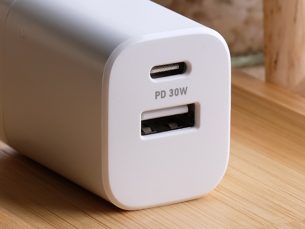 ���� 2�ݡ���AC���Ŵ� USB Type-C�ݡ��� �� USB Type-A�ݡ��� ����30W USB PD�б� (OEC-APD30A1C1)