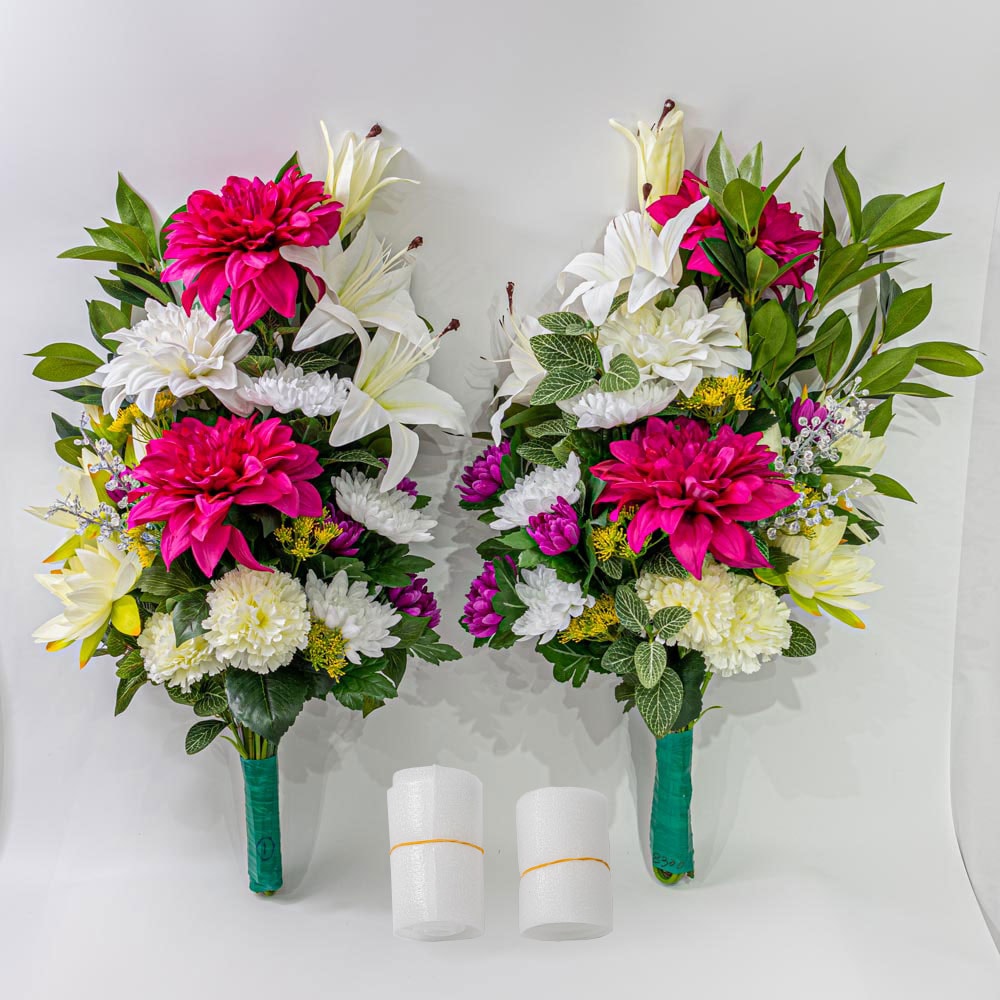 牡丹　ピオニー　カーネーション　しきみ(樒)付き造花　2束　固定具付き　造花　仏花　お墓用　仏壇用　お墓参り　お盆　お彼岸　お供え　お悔み　P1-021 カーネーション ピンクッション ユリ しきみ(樒)付き 造花 2束固定具