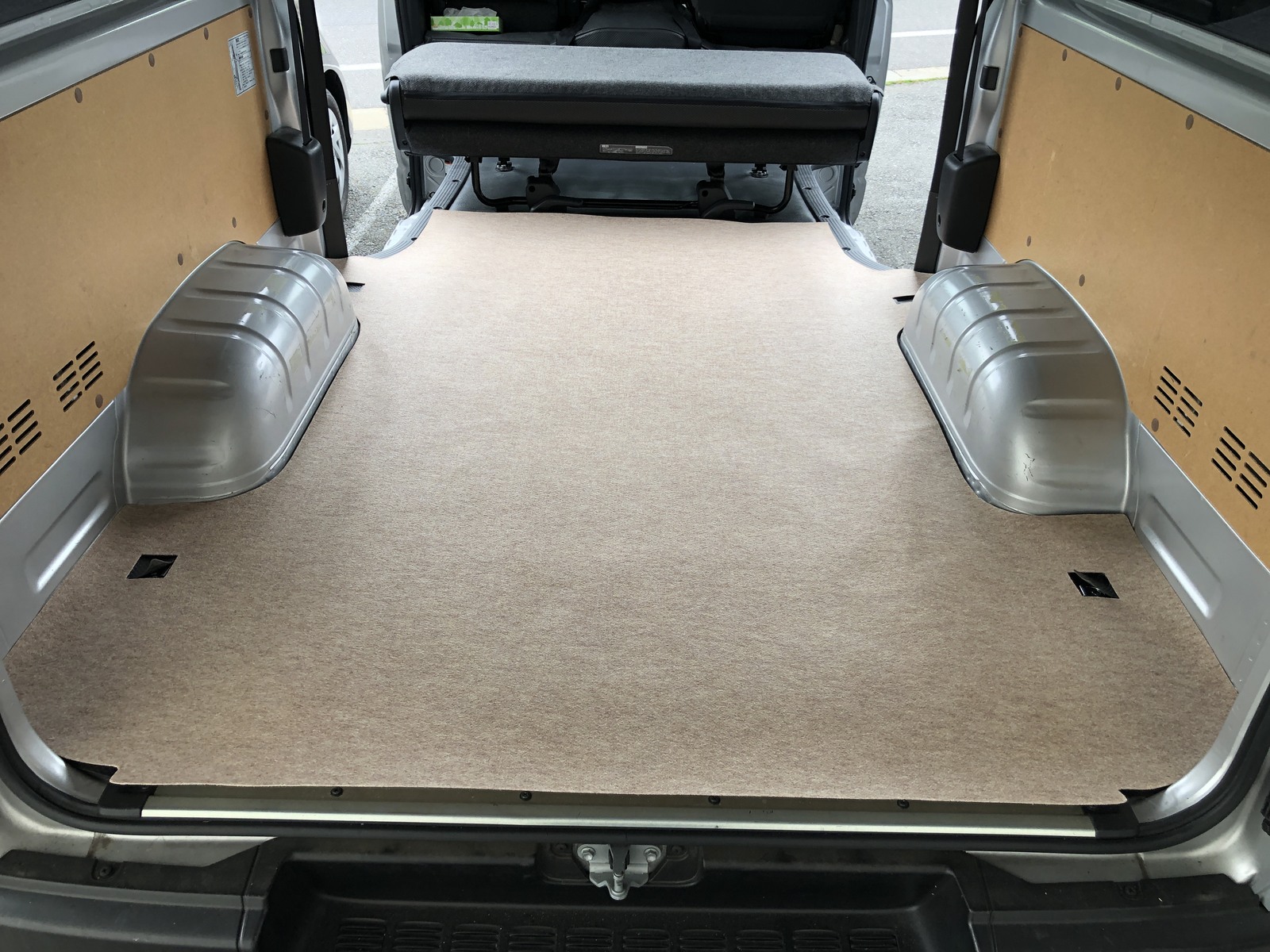 ハイエース荷台保護用パンチカーペット 標準フロアタイプ｜看板資材