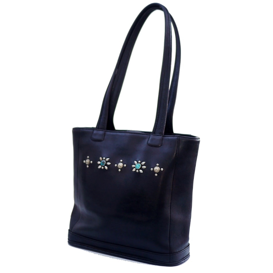 オールドコーチにヴィンテージ加工を施したスタッズや天然