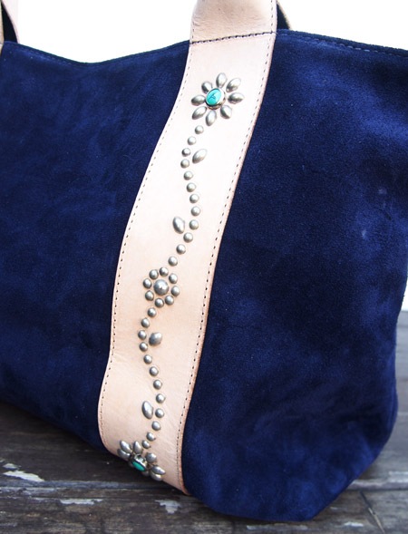 HTC �̎������Î��������� �Хå� ���� Turquoise Flower Studs Suede Tote Bag / Navy��Natural