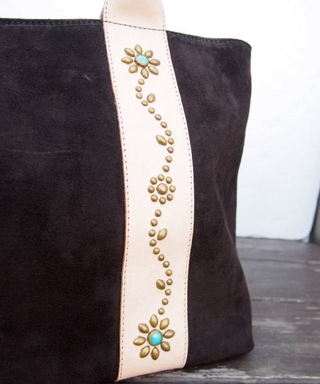 HTC �̎������Î��������� �Хå� ���� Turquoise Flower Studs Suede Tote Bag / Dark Brown��Natural